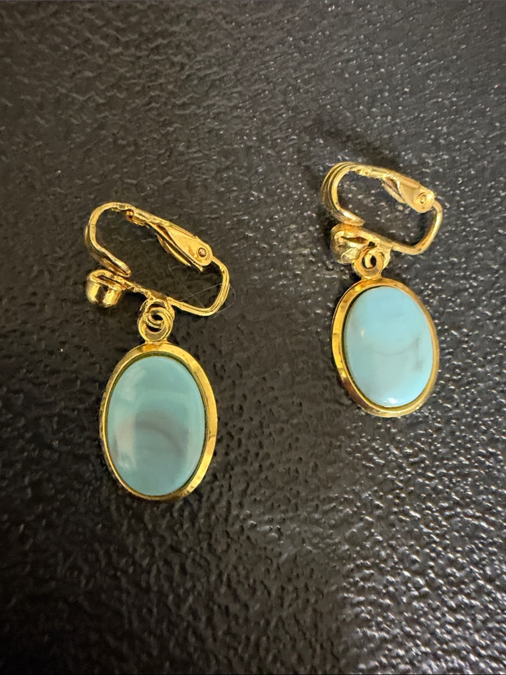 VTG Gold-Tone Aqua Oval Drop Clip-On Earrings Lightweight Elegant Jewelry